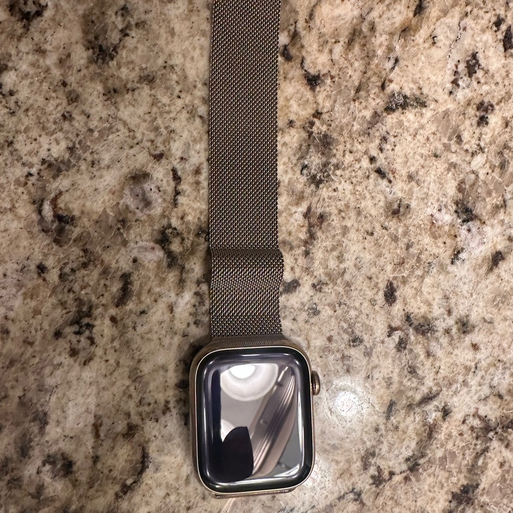 Apple Watch series 8  45mm Gold